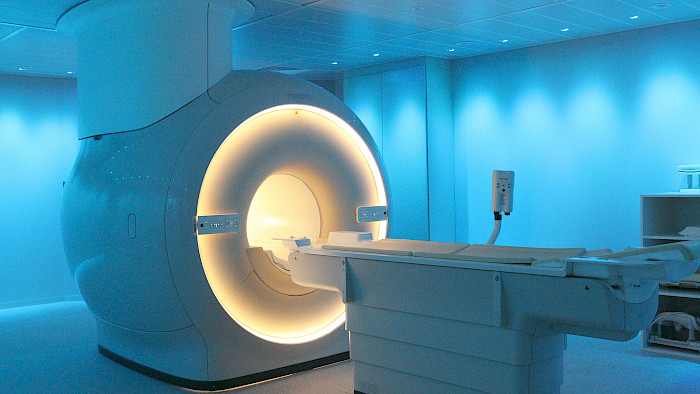 Medizinische Bildgebung mit einem CT-Scanner in einer Radiologieabteilung.