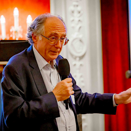 Prof Dr méd. Francis Lévi, Spécialiste en Oncologie médicale Directeur de recherche Emerite au CNRS Faculté de Médecine, Université de Paris Coordinateur scientifique, Service de cancérologie digestive et générale, Hôpital Paul Brousse, Villejuif