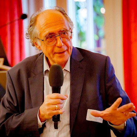 Prof Dr méd. Francis Lévi, Spécialiste en Oncologie médicale Directeur de recherche Emerite au CNRS Faculté de Médecine, Université de Paris Coordinateur scientifique, Service de cancérologie digestive et générale, Hôpital Paul Brousse, Villejuif